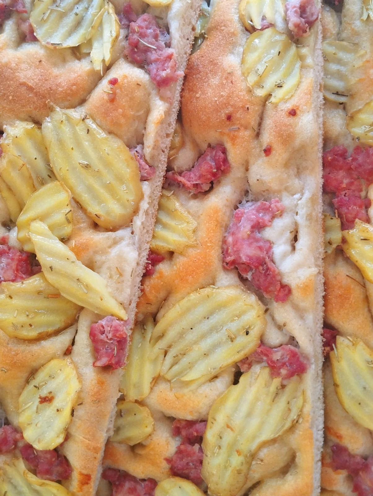 Focaccia con patate e salsiccia